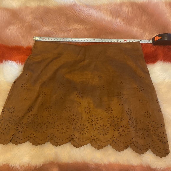 Zara trafaluc brown suede miniskirt with flower cutouts - Picture 6 of 8